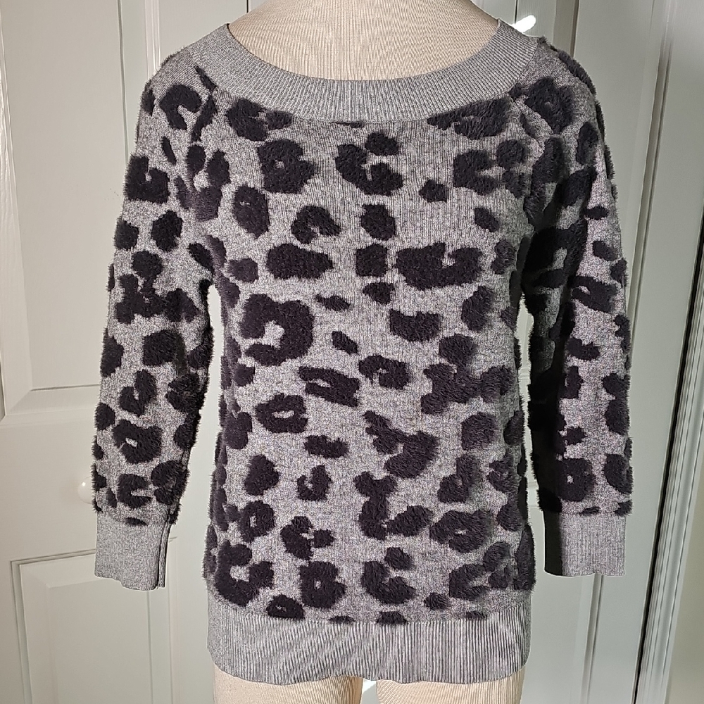 Gray‎ Leopard Print Women's pop Over Sweater. Size XS. Textured. So Soft